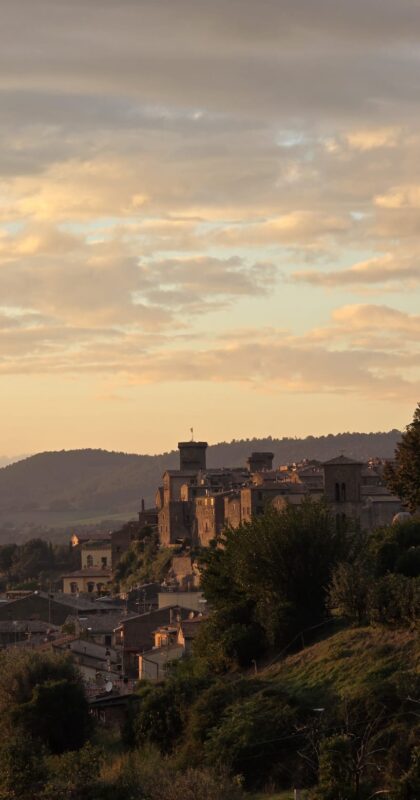 La salita verso il cielo: dal Lungolago ai vicoli del Quartiere Castello